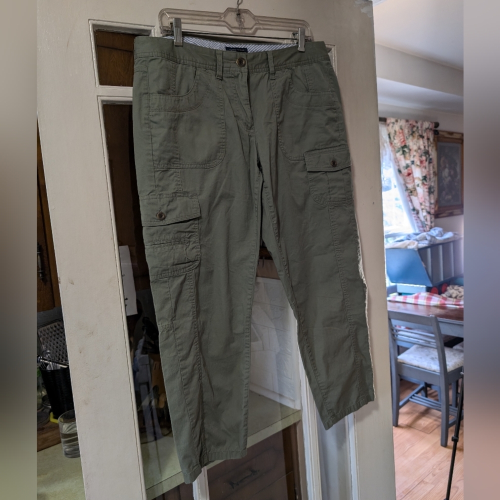 Tommy Hilfiger capris lots of pockets army green